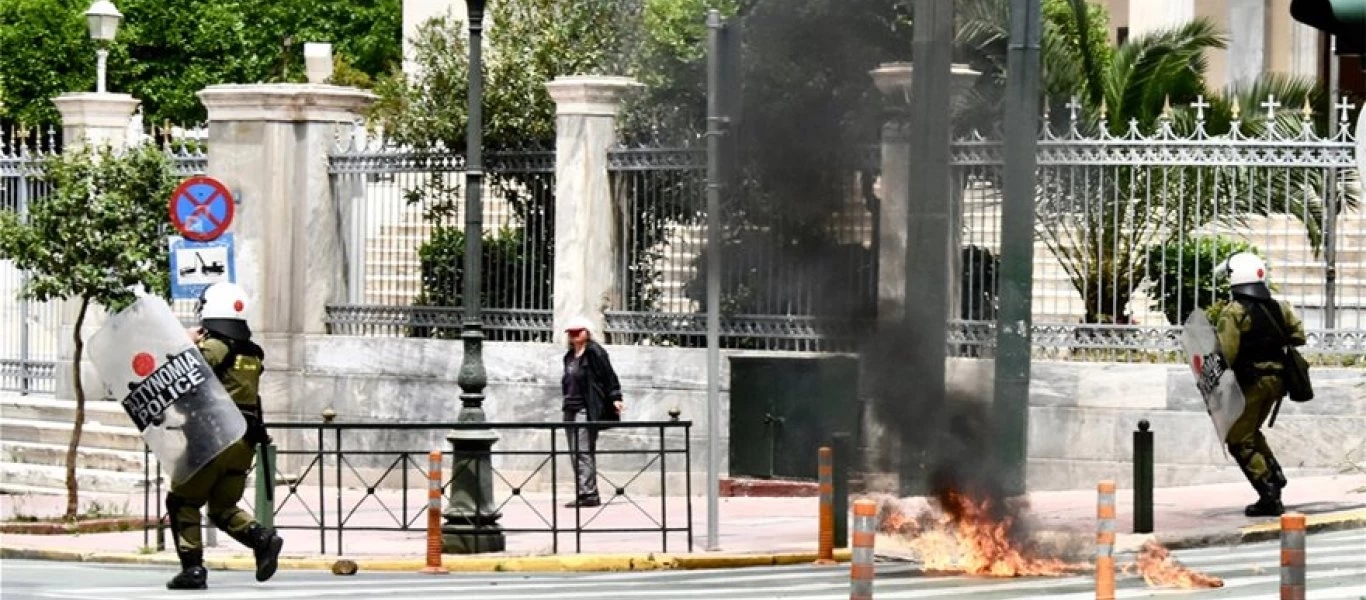 Επεισόδια με μολότοφ και χημικά στο κέντρο της Αθήνας - Πολίτες διαμαρτύρονται για την κατάργηση του 8ωρου